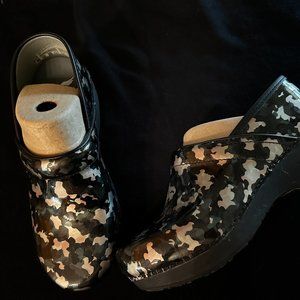 Dansko XP 2.0 Patent Camo clog style shoes- like NEW - worn only for 2 hours